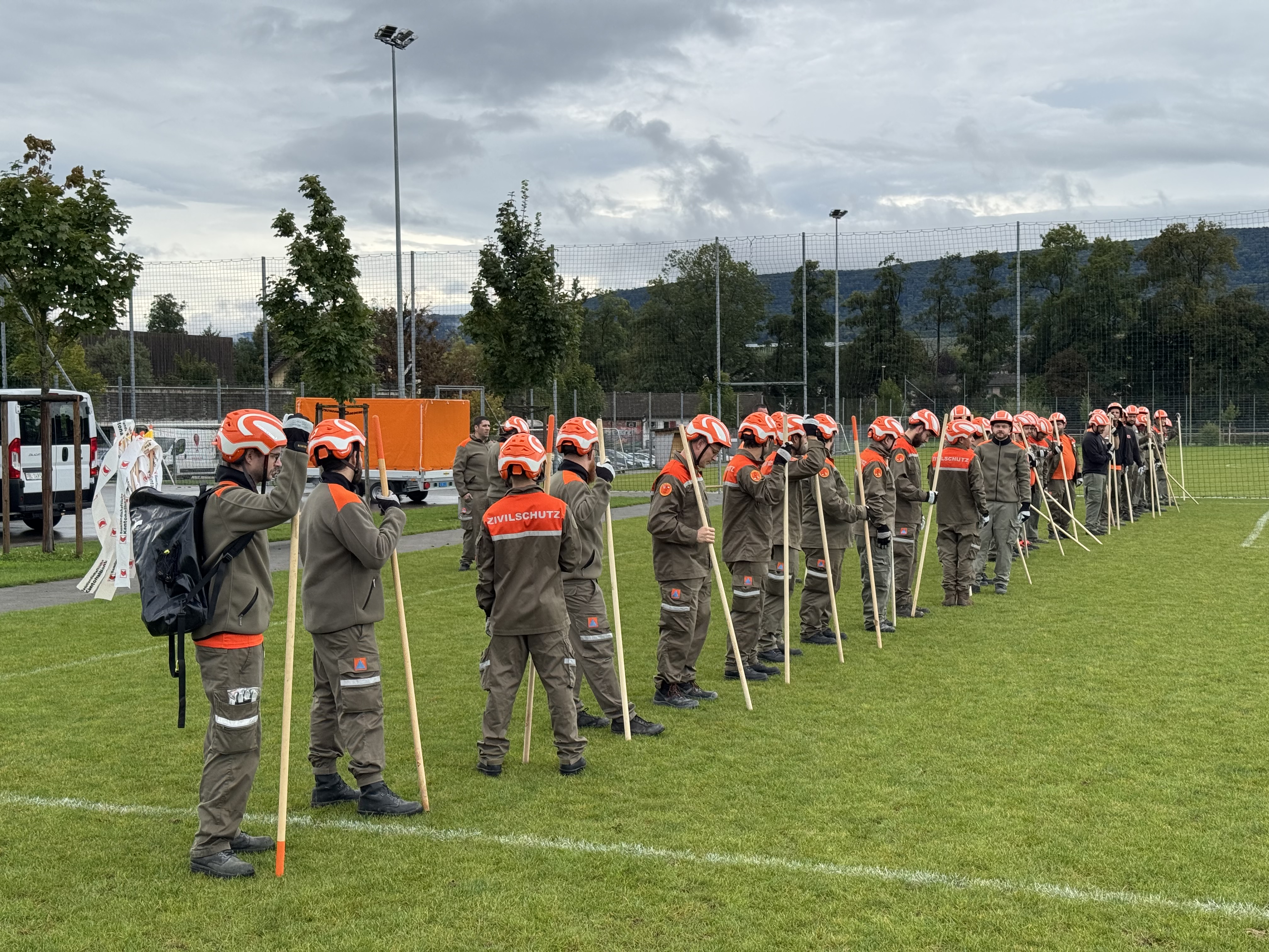 Pionier Üben mit dem Abbauhammer, um die richtige Handhabung und den sicheren Einsatz dieses Geräts zu erlernen.